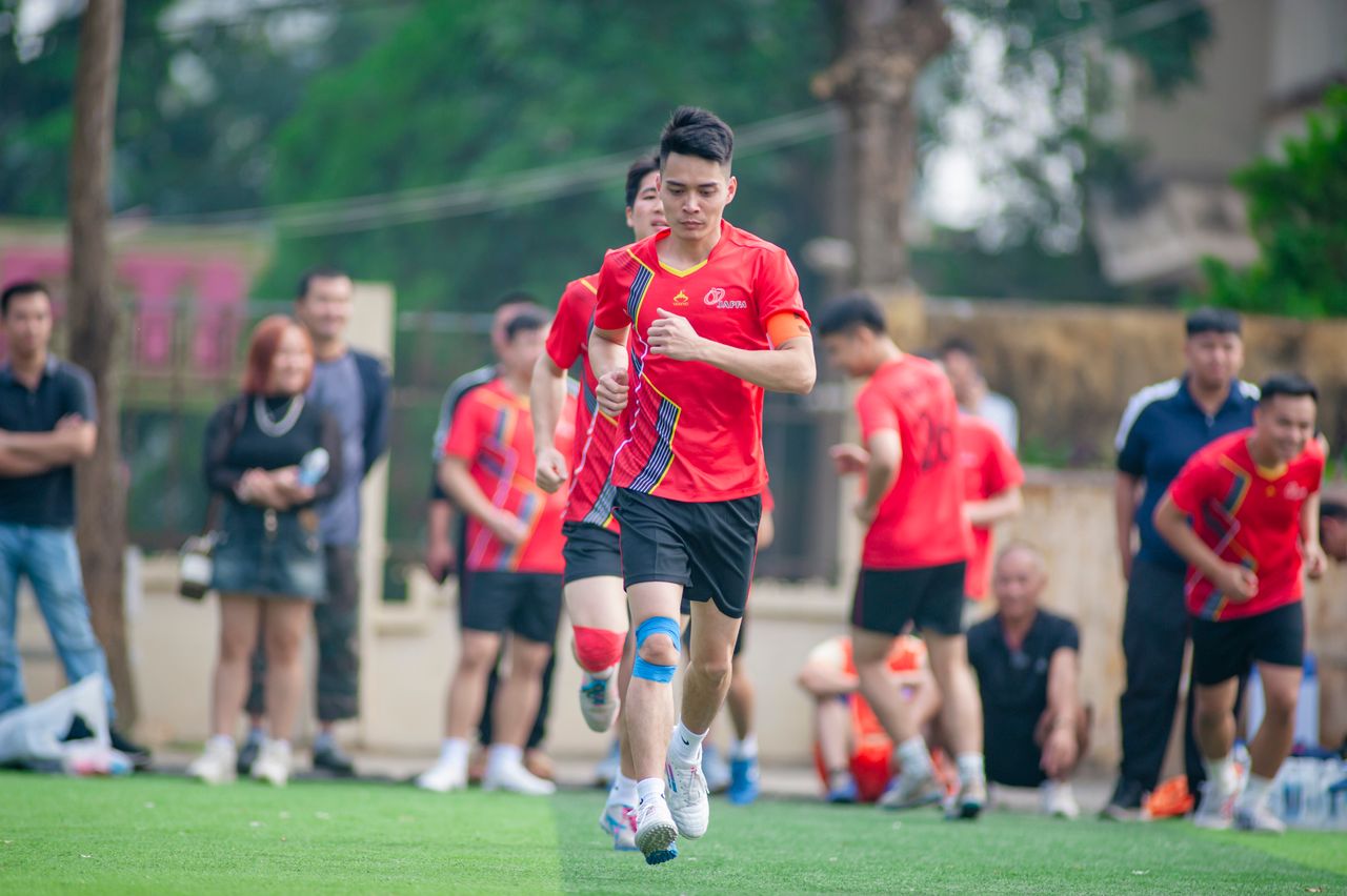 Crafting Captivating Headlines: Your awesome post title goes here Group of young athletes running during an outdoor sports event in Hanoi, Vietnam.